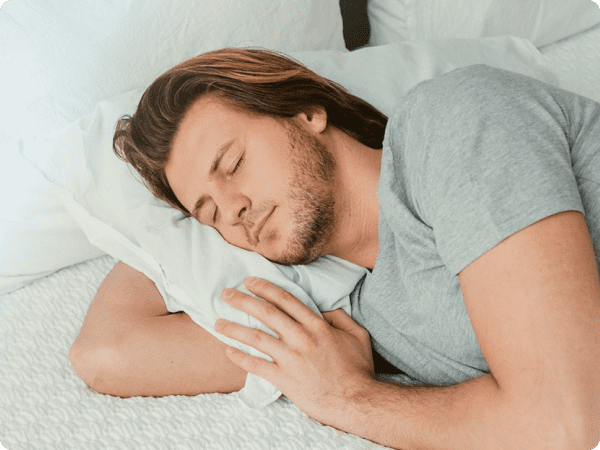 Мужчина спит